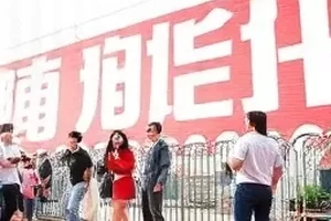 纪录片观察封面图，纪实镜头与自然场景示意
