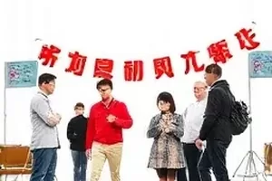 片场午间报封面图，剧组幕后工作场景速写